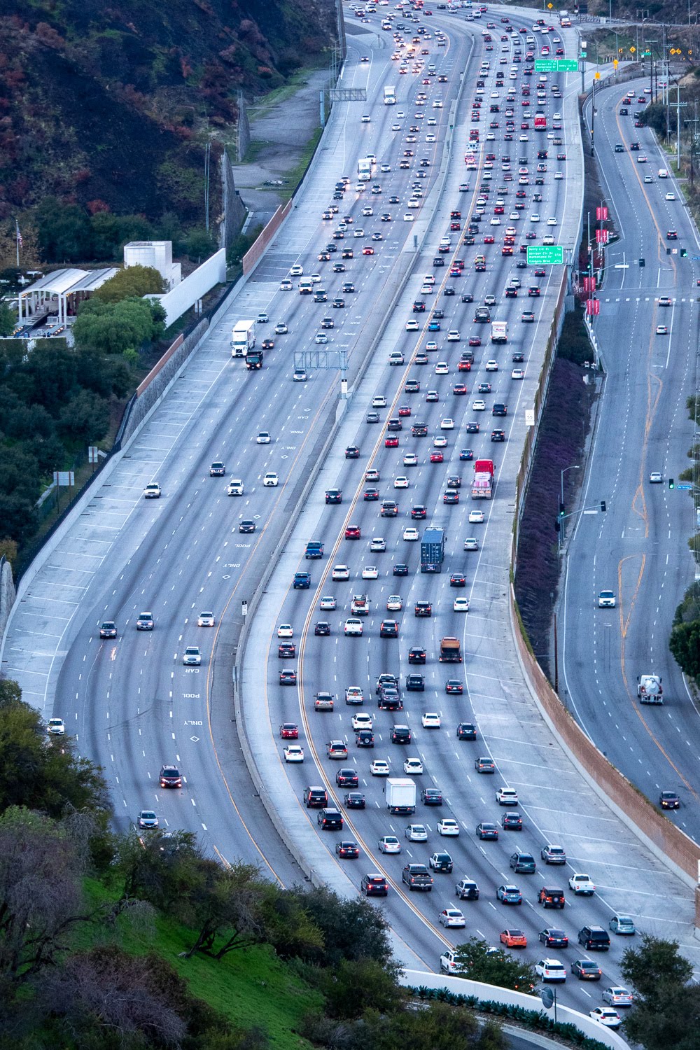 Stranded in Stop-and-Go: What Happens When You Run Out of Gas in a Traffic Jam and How to Handle It Safely
